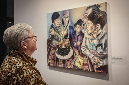 Visitante contemplando una pintura expuesta en el 27° Salón Nacional y 2° Internacional de Pintura “José Ángel Nardín” 2024 en Avellaneda.