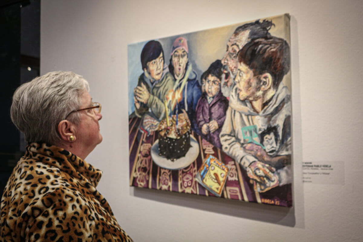 Visitante contemplando una pintura expuesta en el 27° Salón Nacional y 2° Internacional de Pintura “José Ángel Nardín” 2024 en Avellaneda.