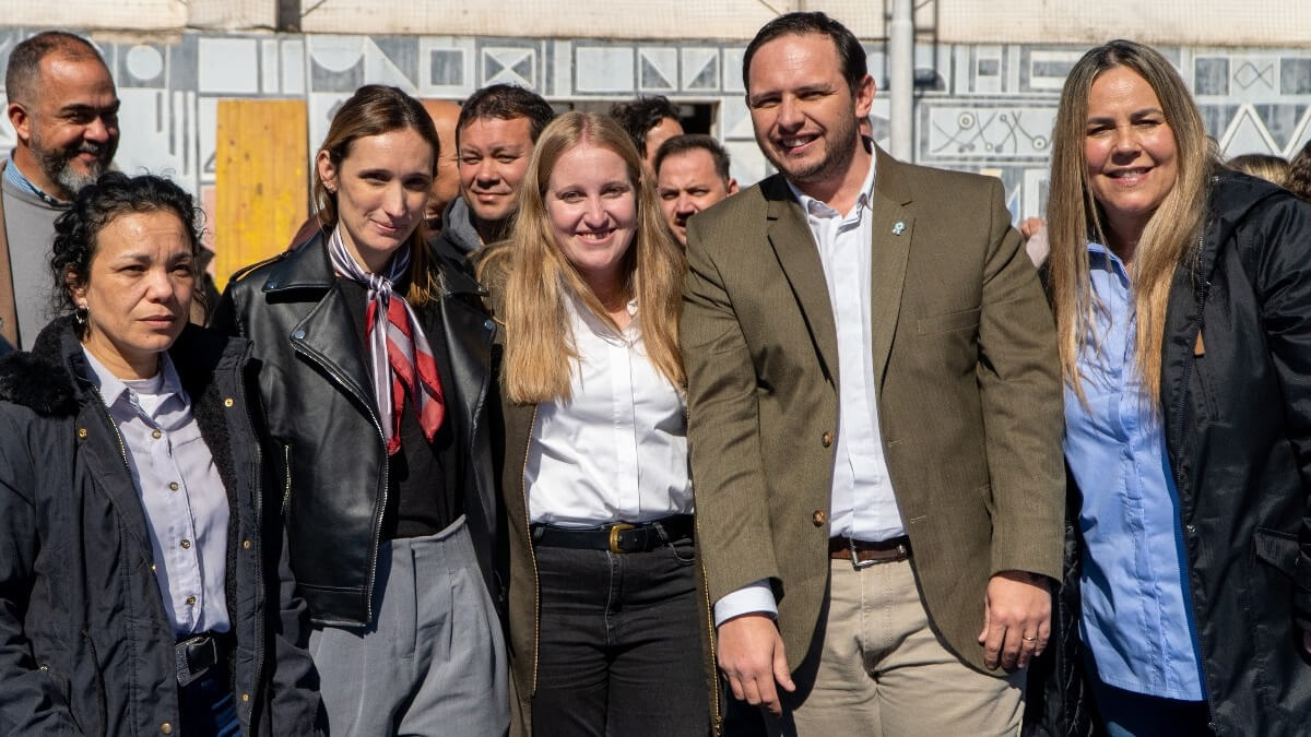 Acto de firma del convenio para fortalecer el Centro de Atención a la Niñez y la Familia “Juan Pablo II” en Santa Fe.