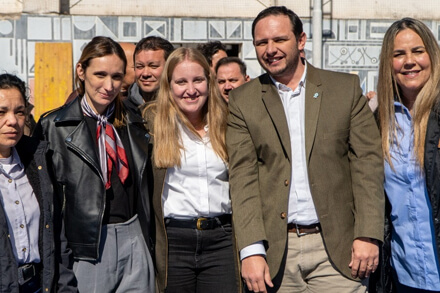 Acto de firma del convenio para fortalecer el Centro de Atención a la Niñez y la Familia “Juan Pablo II” en Santa Fe.