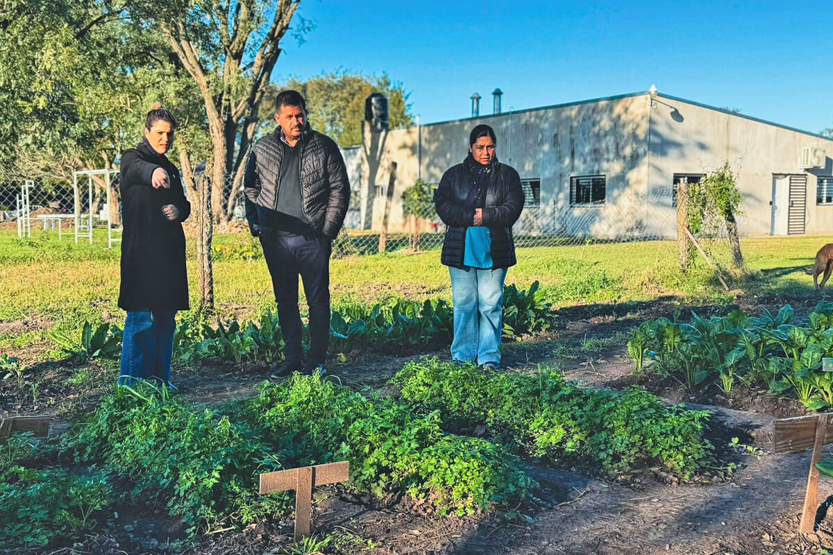 La diputada Charo Mancini junto a directivos de la Escuela N° 513 recorriendo la huerta escolar en El Rabón.