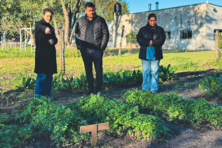 La diputada Charo Mancini junto a directivos de la Escuela N° 513 recorriendo la huerta escolar en El Rabón.
