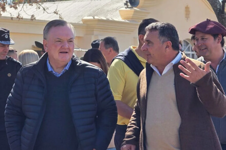 El senador Michlig recorriendo la 84° Exposición Rural de San Cristóbal