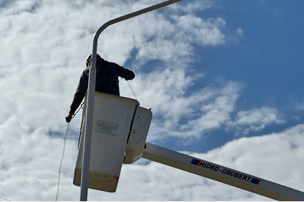 Colocación de las nuevas luminarias LED en la Ruta Provincial 32, acceso sur a Villa Ocampo.