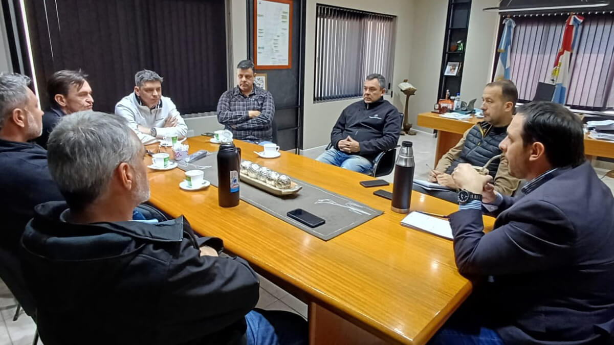 El intendente Cristian Marega y el secretario de Obras Públicas Horacio Schervinsky reunidos con técnicos y contratistas de la obra del gasoducto al Área Industrial de Villa Ocampo