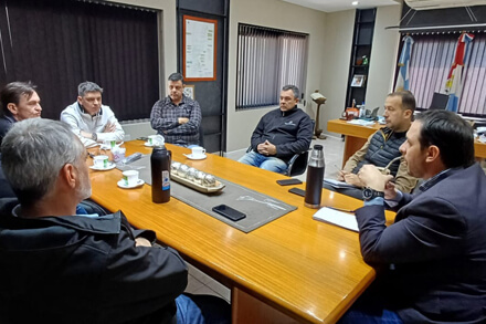 El intendente Cristian Marega y el secretario de Obras Públicas Horacio Schervinsky reunidos con técnicos y contratistas de la obra del gasoducto al Área Industrial de Villa Ocampo