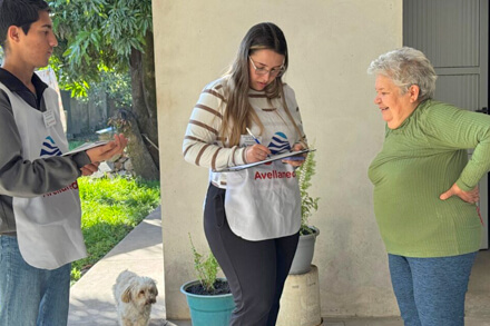 Promotores de salud recorren domicilios en Avellaneda brindando información para prevenir el dengue