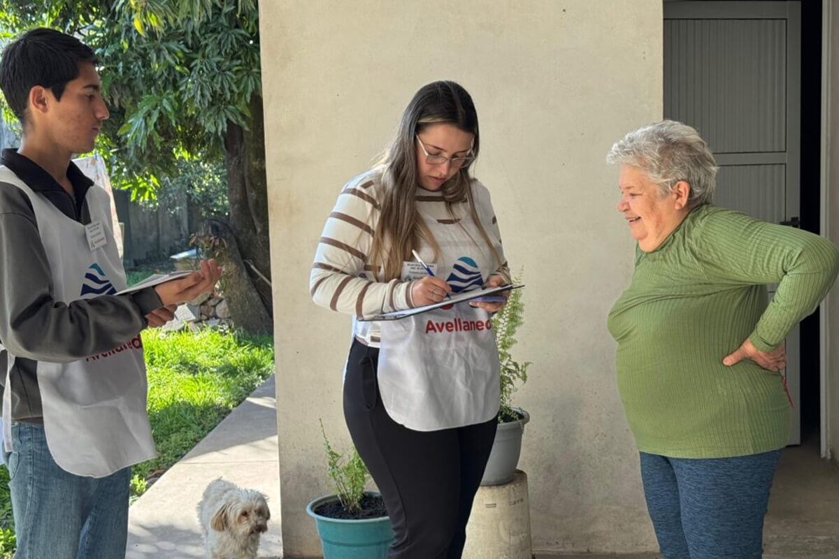 Promotores de salud recorren domicilios en Avellaneda brindando información para prevenir el dengue