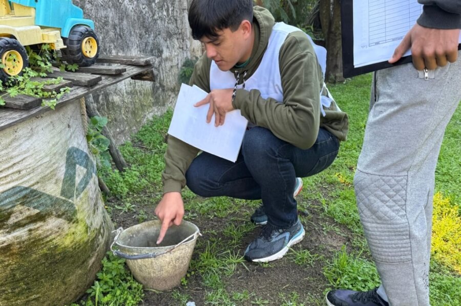 Promotores de salud recorren domicilios en Avellaneda brindando información para prevenir el dengue