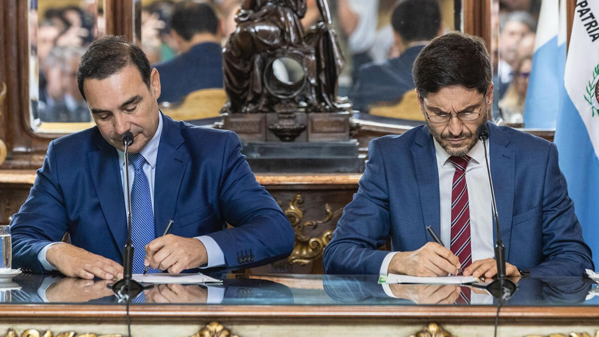 Gobernadores Maximiliano Pullaro y Gustavo Valdés durante la firma del convenio de conexión fluvial entre Santa Fe y Corrientes