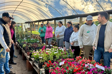 Intendente Gonzalo Braidot recorriendo el Vivero Inclusivo de Avellaneda
