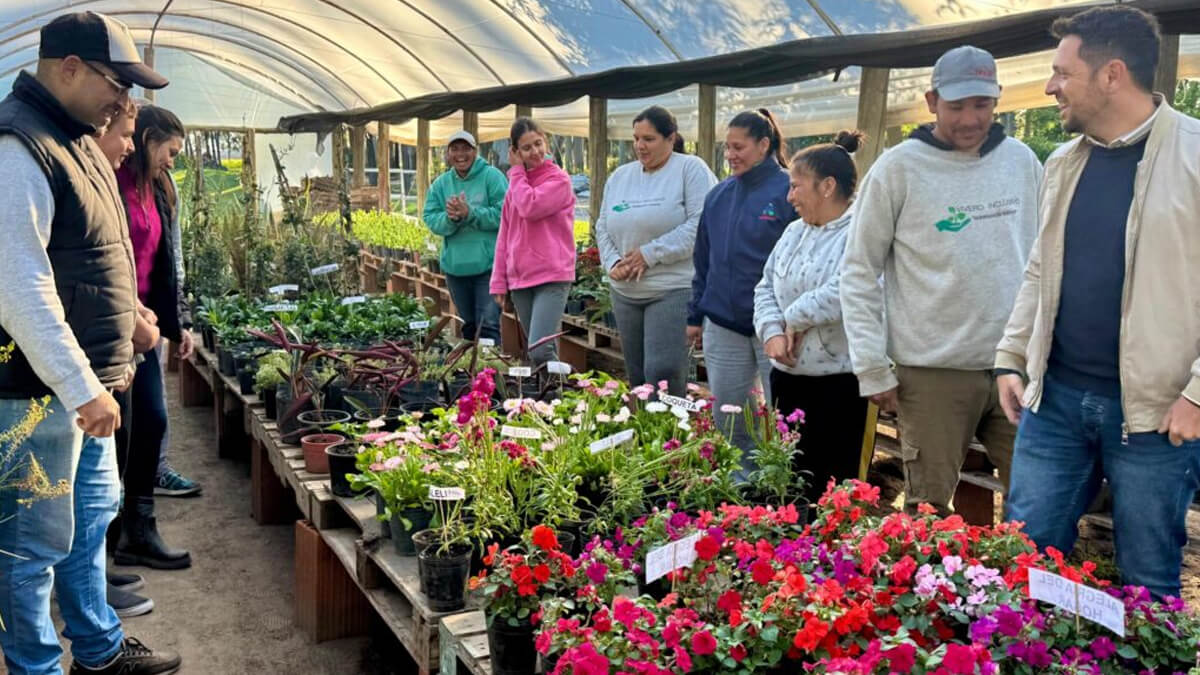 Intendente Gonzalo Braidot recorriendo el Vivero Inclusivo de Avellaneda