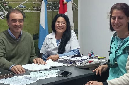 Héctor Zat junto a representantes de las escuelas beneficiadas con el Fondo de Financiamiento Educativo