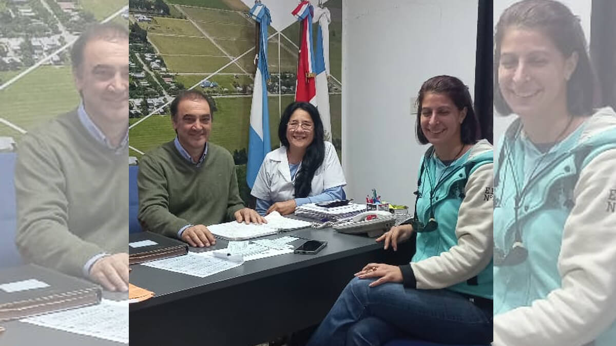 Héctor Zat junto a representantes de las escuelas beneficiadas con el Fondo de Financiamiento Educativo