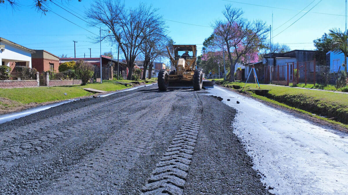 Trabajos de pavimentación en calle Arturo Illia en Romang, primera etapa de la obra