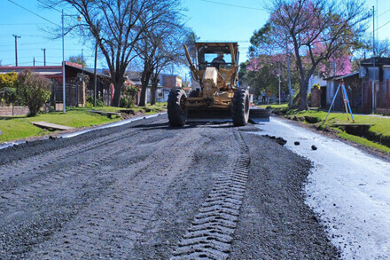 Trabajos de pavimentación en calle Arturo Illia en Romang, primera etapa de la obra
