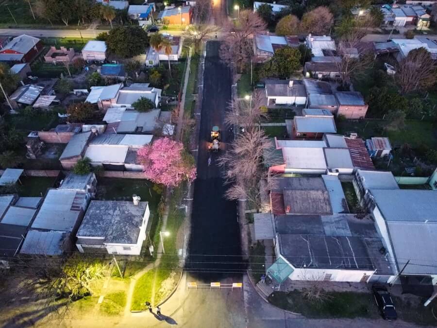 Trabajos de pavimentación en calle Arturo Illia en Romang, primera etapa de la obra