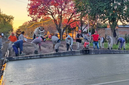 Trabajos de pavimentación en calle Roberto Mejías, barrio Norte de Villa Ocampo
