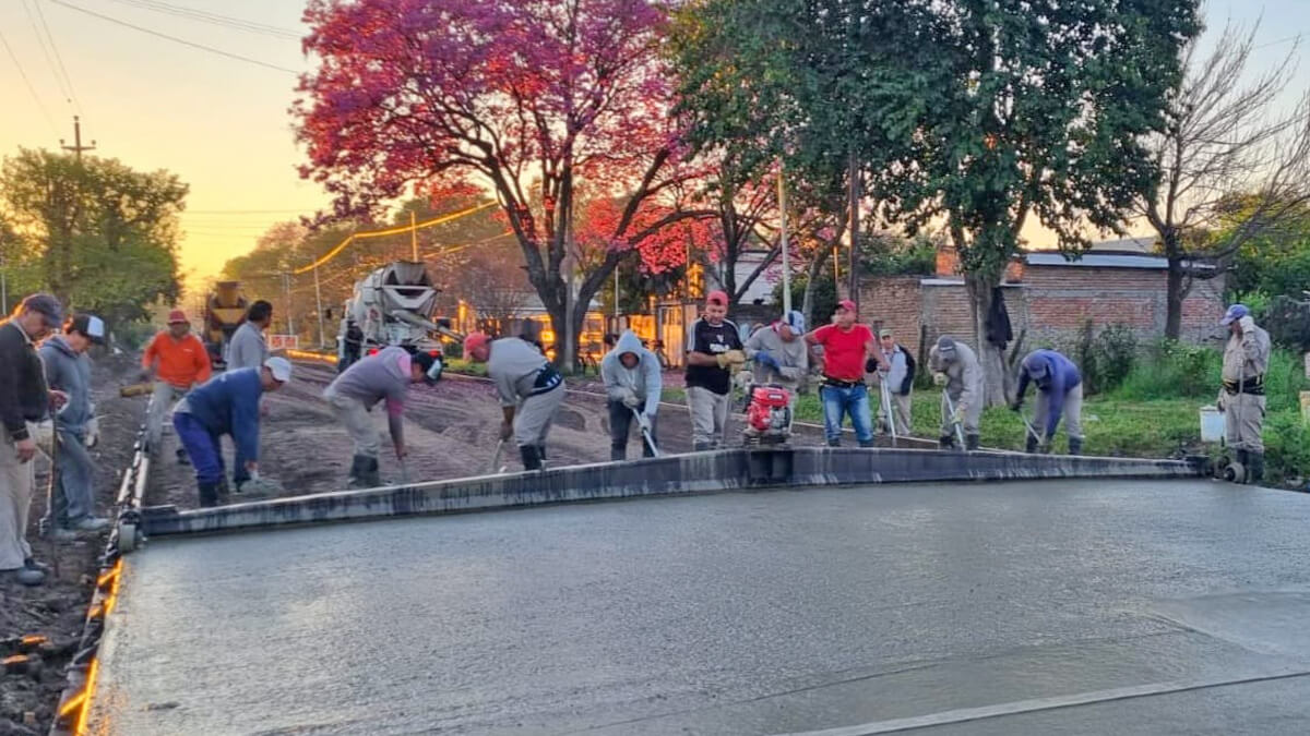 Trabajos de pavimentación en calle Roberto Mejías, barrio Norte de Villa Ocampo