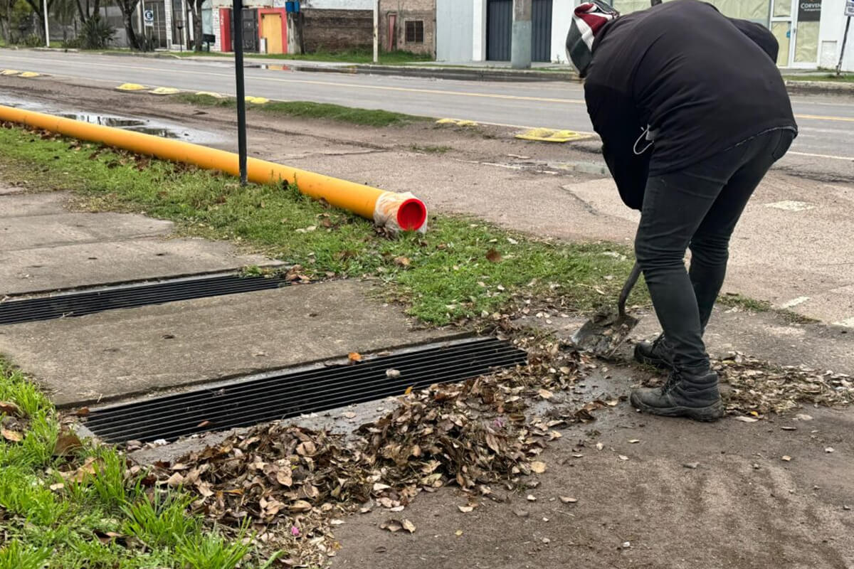 Personal municipal de Avellaneda realizando la limpieza de desagües pluviales.