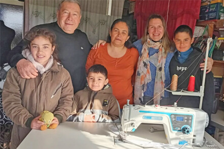 Presidente comunal Walter Sánchez junto a emprendedores de Las Garzas en la entrega de microcréditos.