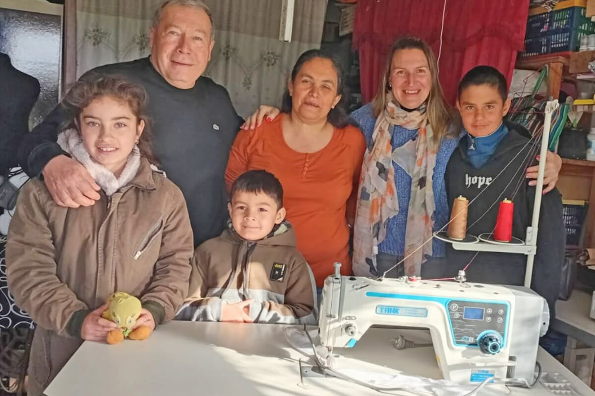 Presidente comunal Walter Sánchez junto a emprendedores de Las Garzas en la entrega de microcréditos.