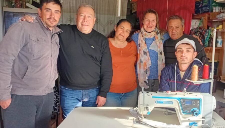 Presidente comunal Walter Sánchez junto a emprendedores de Las Garzas en la entrega de microcréditos.