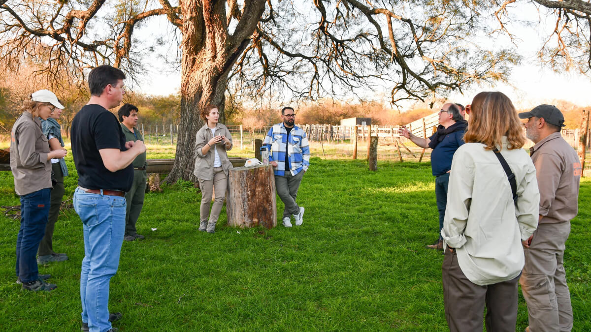 Diputado Chiqui Rojas junto a funcionarios de Medio Ambiente durante la visita a la reserva natural Potrero 7b en Vera.