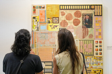 Visitantes observando obras en el Salón de Pintura Avellaneda 2025