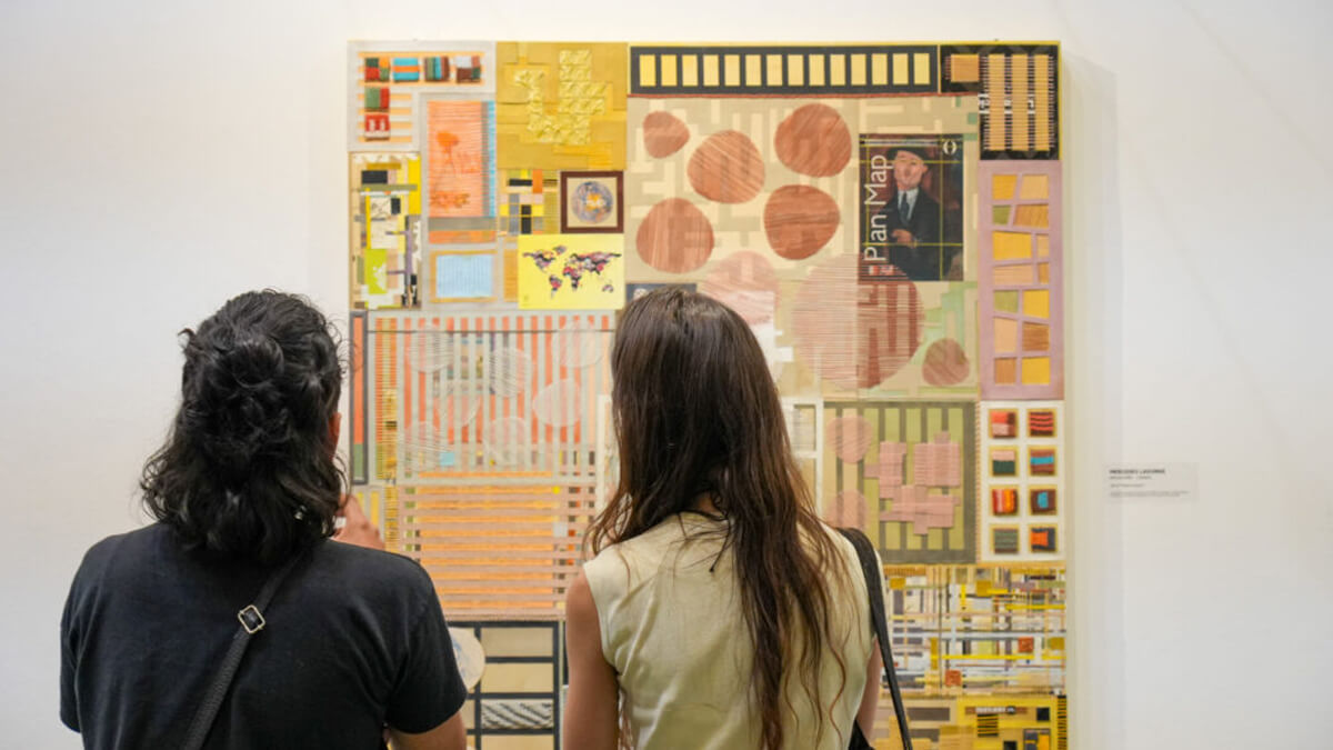 Visitantes observando obras en el Salón de Pintura Avellaneda 2025