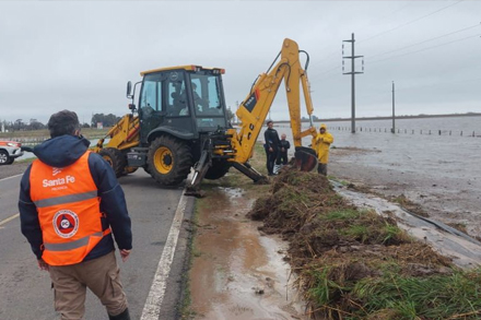 Integrantes de Protección Civil y Gestión de Riesgos trabajando durante el temporal de lluvias en Santa Fe.