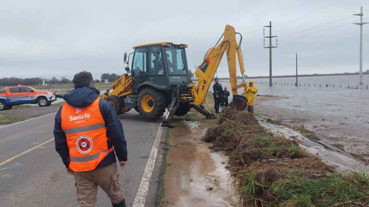 Integrantes de Protección Civil y Gestión de Riesgos trabajando durante el temporal de lluvias en Santa Fe.