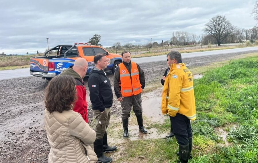 El ministro Enrico recorriendo las zonas afectadas por las lluvias