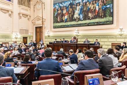 Sesión plenaria de la Convención Reformadora con los convencionales debatiendo autonomía municipal