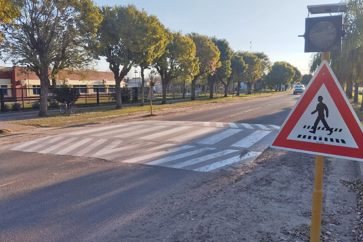 Reductor de velocidad instalado sobre la Ruta Provincial 40 en El Arazá frente a la Escuela N° 741.