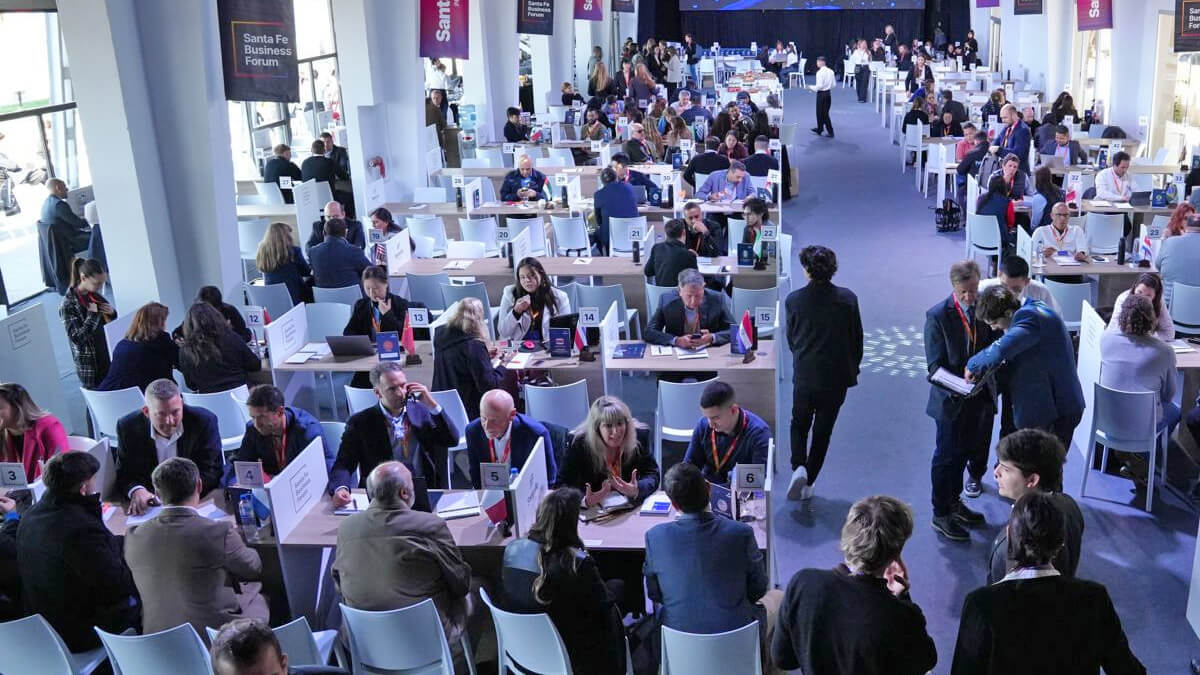 Primera jornada del Santa Fe Business Forum con participantes en rondas de negocios.