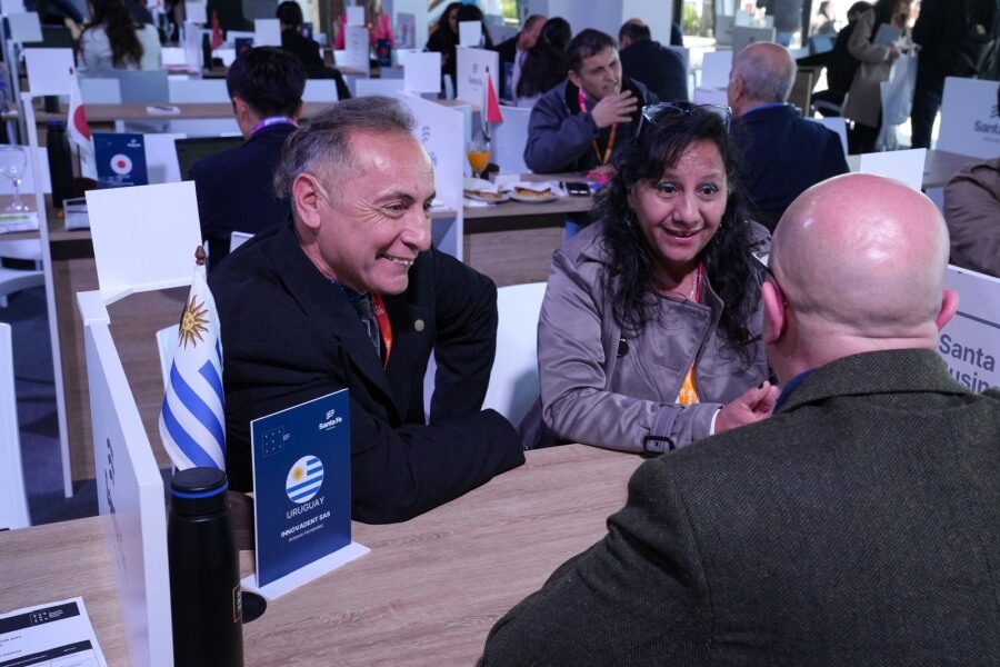 Primera jornada del Santa Fe Business Forum con participantes en rondas de negocios.