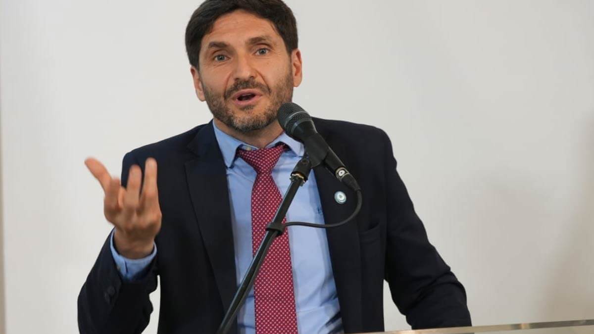 Gobernador Maximiliano Pullaro pronunciando mensaje en el Día de la Industria Nacional en Santa Fe, defendiendo acuerdo productivo para industria argentina