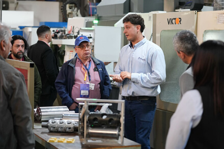Compradores extranjeros recorriendo una empresa santafesina durante el Santa Fe Business Forum