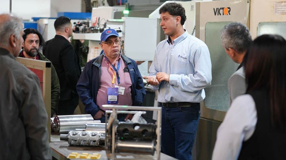 Compradores extranjeros recorriendo una empresa santafesina durante el Santa Fe Business Forum