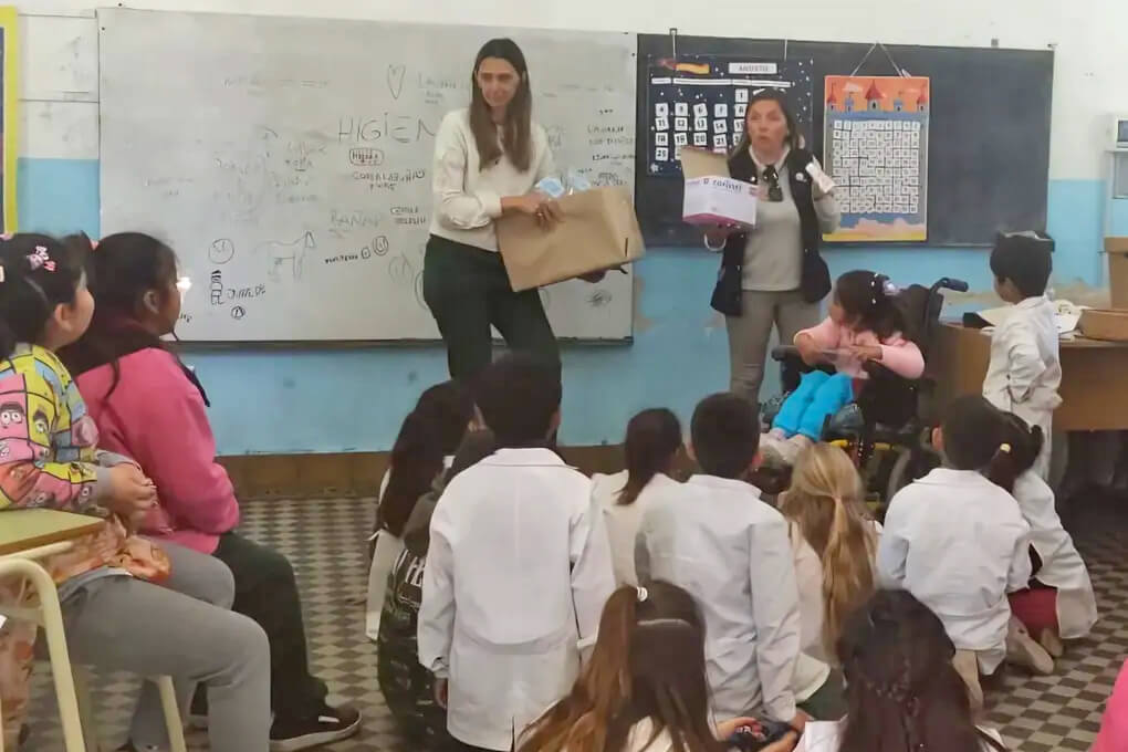 Carolina Gómez y Eve Ravelli frente a los alumnos de la Escuela N°562 durante la jornada de higiene en Cacique Ariacaiquín.