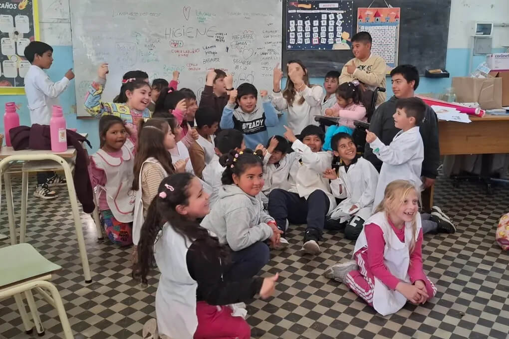 Alumnos participando de taller en la Escuela N°562