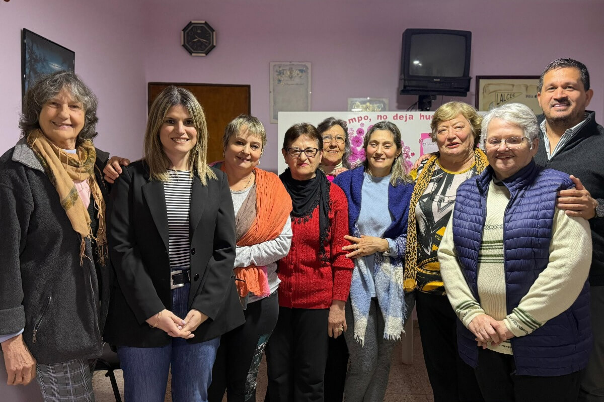 Diputada Charo Mancini junto a integrantes de LALCEC Villa Ocampo
