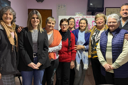 Diputada Charo Mancini junto a integrantes de LALCEC Villa Ocampo
