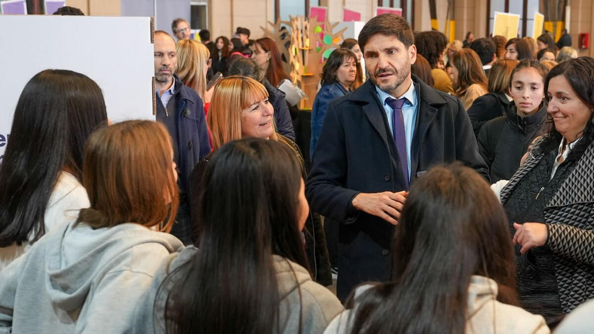 Gobernador Maximiliano Pullaro recorriendo la Feria de Comunidades de Aprendizajes en la Estación Belgrano