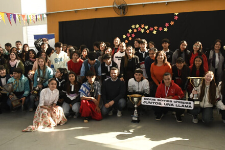 Presentación oficial de la Estudiantina Avellaneda 2025 con autoridades, estudiantes y la comunidad educativa.