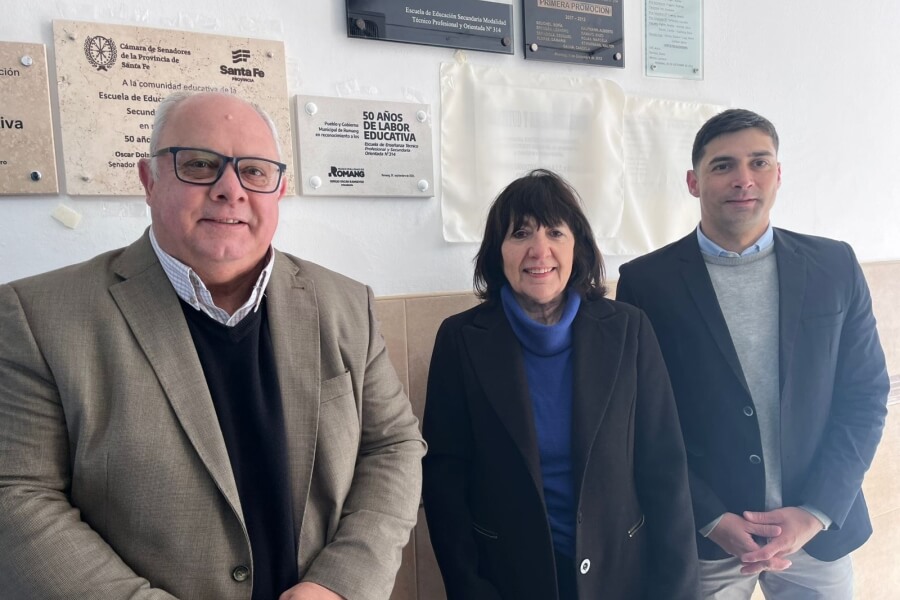 Descubrimiento de la placa recordatoria por el 50° aniversario de la Escuela 314 en Romang