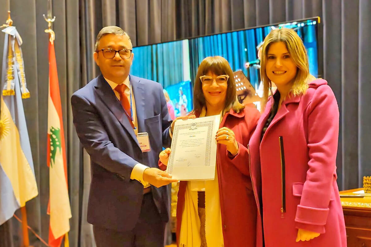 Charo Mancini entregando la Declaración de Interés durante el Congreso de Escritores y Lectores por el Líbano en Rosario.