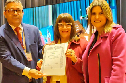 Charo Mancini entregando la Declaración de Interés durante el Congreso de Escritores y Lectores por el Líbano en Rosario.