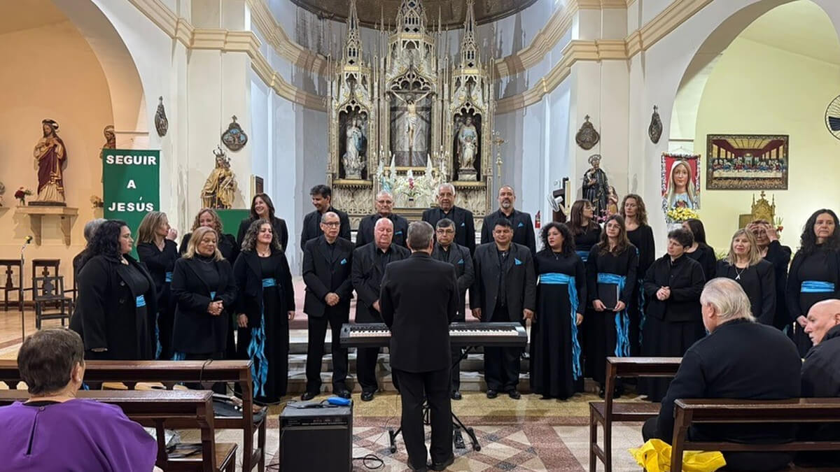 Coro Polifónico Municipal de Villa Ocampo durante su actuación en un festival coral